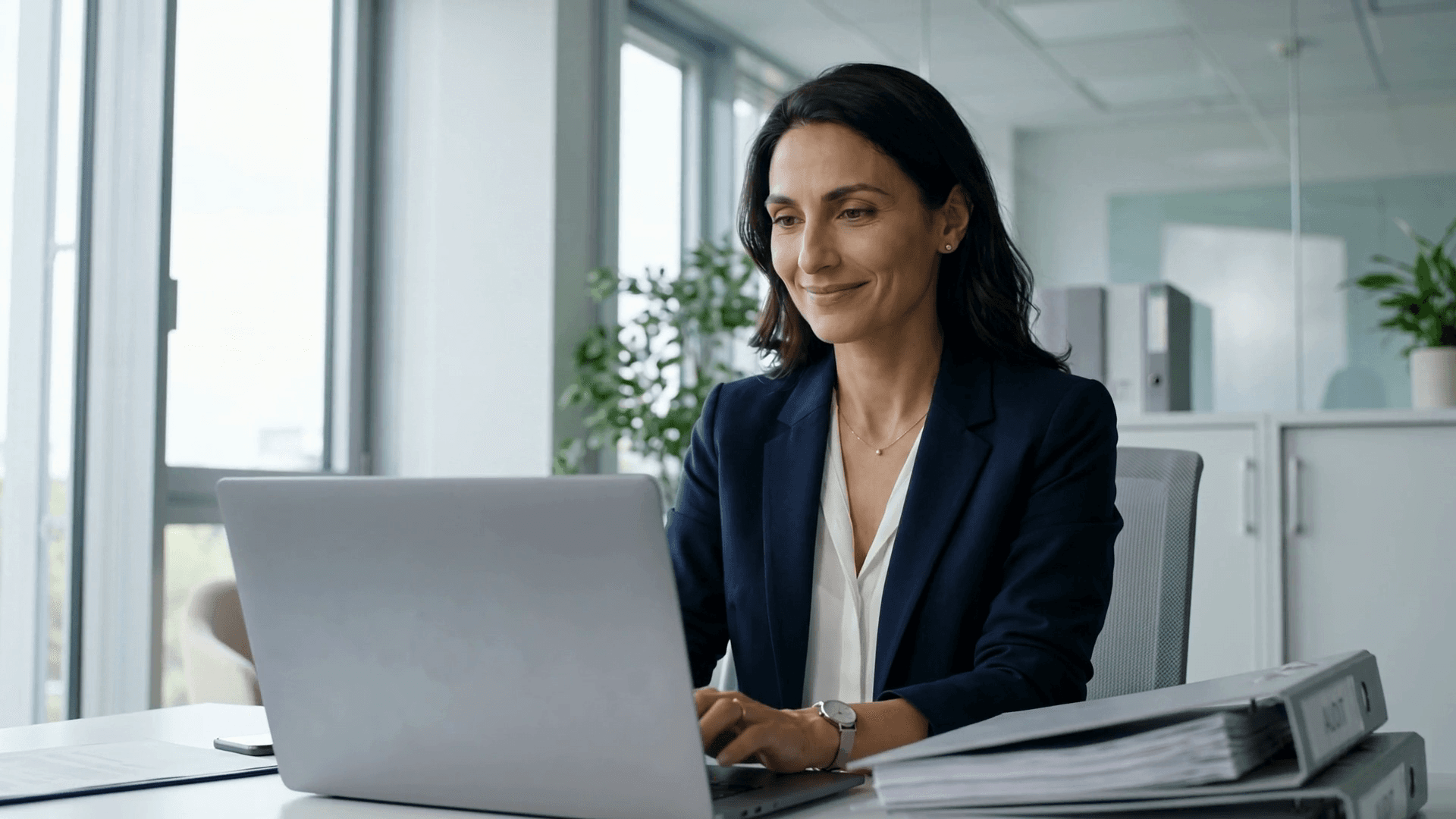 ZENITH Mitarbeiterin arbeitet mit dem Dashboard am Laptop